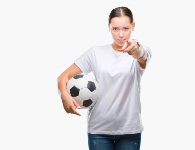 Futbol futbol topu tutan genç güzel beyaz kadın kamera ve size parmak ile işaret arka plan izole, el işareti, pozitif ve kendinden emin bir jest ön