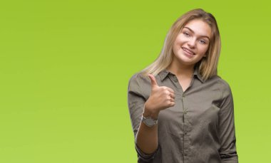 Genç beyaz iş kadın hareketi el ile mutlu yaşasın yapıyor izole arka plan yüzünden. Kameraya bakarak başarı gösteren ile ifade onaylama.