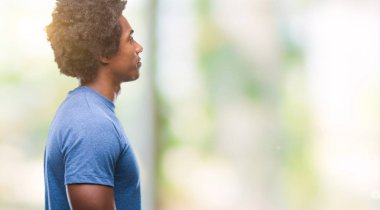 İzole arka tarafına, seyir üzerinde Afro Amerikalı adam sakin ol kendine güvenen gülümseme ile doğal yüz pozuyla profili.