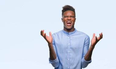 Genç Afro-Amerikalı iş adamı deli ve silah ile başarı için deli kutluyor izole arka plan üzerinde kaldırdı ve heyecanlı çığlık gözler kapalı. Kazanan kavramı