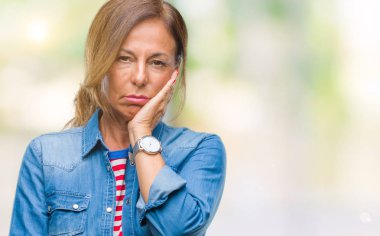 Orta yaş üzerinde seyir yorgun ve bıkkın ile depresyon sorun Çapraz kollar ile izole arka plan düşünme İspanyol kadın kıdemli.