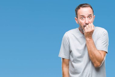 Orta yaş üst düzey ağarmış adam stresli ve gergin ile izole arka plan üzerinde tırnak ısırma dudaklarından eller. Anksiyete sorunu.