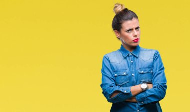 İzole arka plan şüpheci ve sinir, onaylamayan ifade yüz çapraz kolları olan genç güzel kadın. Negatif kişi.