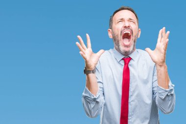 Orta yaş ağarmış üst düzey iş adamı izole arka plan çılgın ve kızgın bağırarak ve agresif ifade ve silah kaldırdı bağırmaya üzerinde kırmızı kravat takıyor. Hayal kırıklığı kavramı.