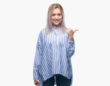 Sarışın genç kadın arıyorum ve başparmak yanında yukarıyı mutlu yüz ile gülümseyen izole arka plan üzerinde.