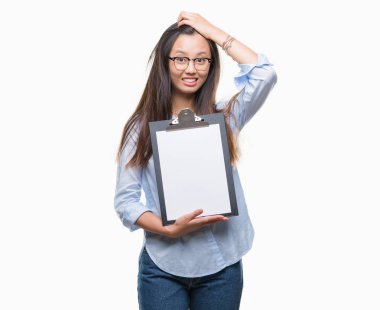 Pano kafa üzerinde el ile vurguladı izole arka plan üzerinde tutan genç Asya iş kadın şok utanç ve sürpriz suratla, öfkeli ve sinirli. Korku ve hata için üzgün.