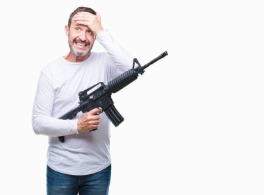 Orta yaş üst düzey ağarmış suç adam silahı kafasına, el ile vurguladı izole arka plan üzerinde'nın elinde şok utanç ve sürpriz suratla, öfkeli ve sinirli. Korku ve hata için üzgün.