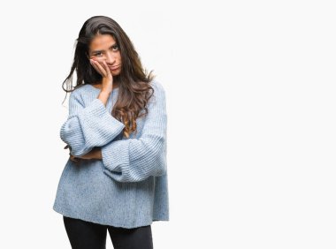 Seyir yorgun ve bıkkın ile depresyon sorun Çapraz kollar ile izole arka plan düşünme üzerinde kış kazak giyen genç güzel Arap kadın.