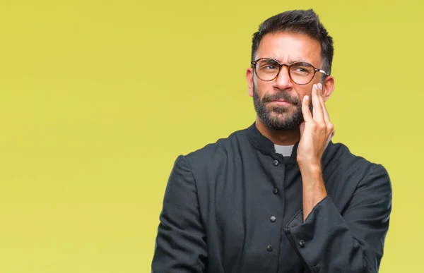 Adulto Hispânico Padre Católico Homem Sobre Fundo Isolado Pensando Cansado — Fotografia de Stock