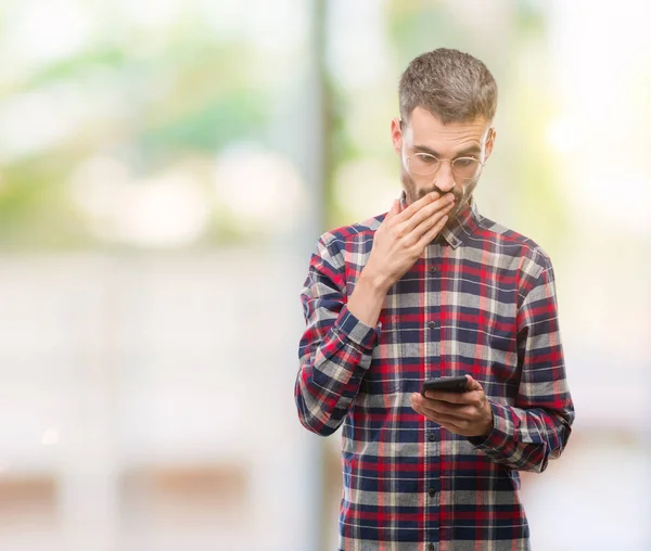 Joven Hipster Hombre Adulto Sosteniendo Boca Cubierta Teléfono Inteligente Con —  Fotos de Stock