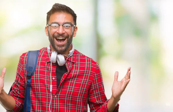 Felnőtt Latin Hallgató Ember Fárasztó Fejhallgató Hátizsák Elszigetelt Háttér Ünneplő — Stock Fotó