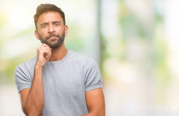 Hombre Hispano Adulto Sobre Fondo Aislado Con Mano Barbilla Pensando — Foto de Stock