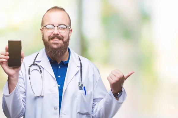 Joven Médico Mostrando Pantalla Del Teléfono Inteligente Sobre Fondo Aislado — Foto de Stock