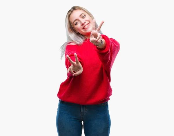 Mujer Rubia Joven Con Suéter Invierno Sobre Fondo Aislado Sonriendo — Foto de Stock