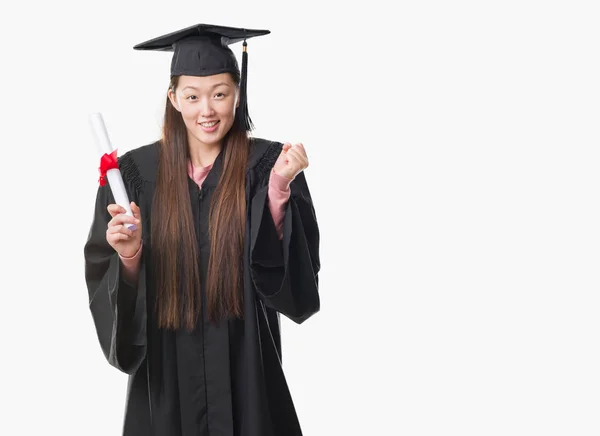 Young Chinese Woman Wearing Graduate Uniform Holding Paper Degree Screaming — Stock Photo, Image