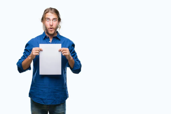 Ung Vacker Man Med Långt Hår Över Isolerade Bakgrund Håller — Stockfoto