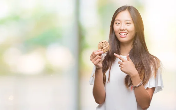 Joven Asiático Mujer Comer Chocolate Chip Cookie Sobre Aislado Fondo —  Fotos de Stock