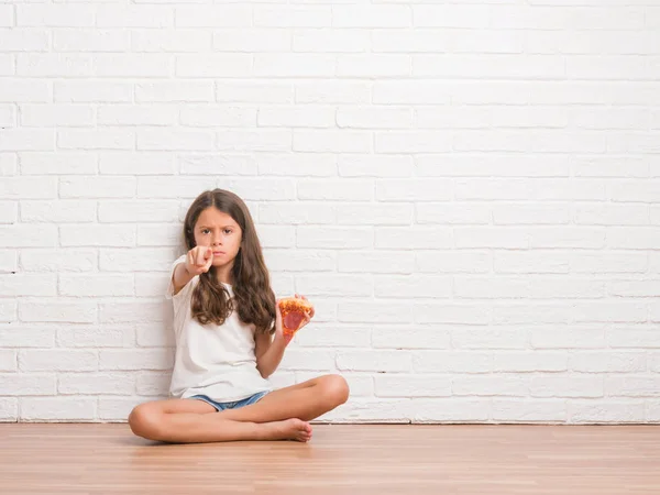 Unga Spansktalande Barn Sitter Golvet Över Vit Tegelvägg Äta Pizza — Stockfoto