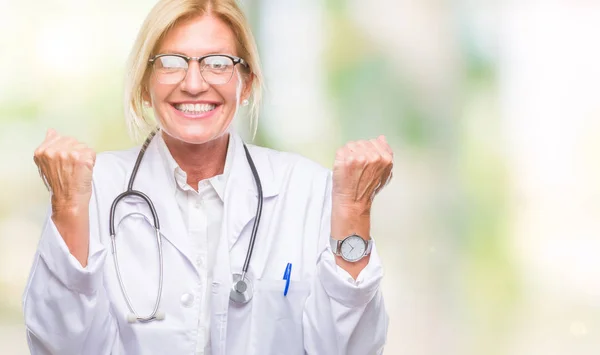Orta Yaş Sarışın Doktor Kadın Kutluyor Izole Arka Plan Üzerinde — Stok fotoğraf