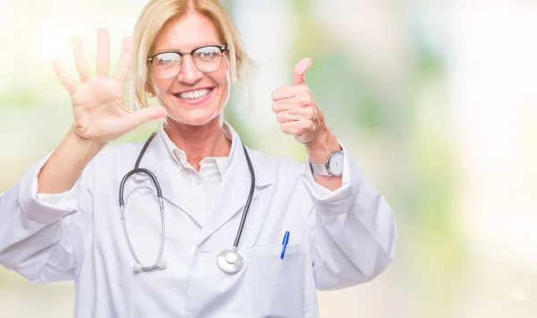 Middle Age Blonde Doctor Woman Isolated Background Showing Pointing Fingers — Stock Photo, Image