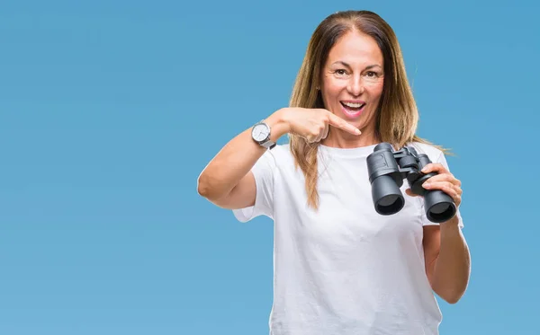 Mulher Hispânica Meia Idade Olhando Através Binóculos Sobre Fundo Isolado — Fotografia de Stock