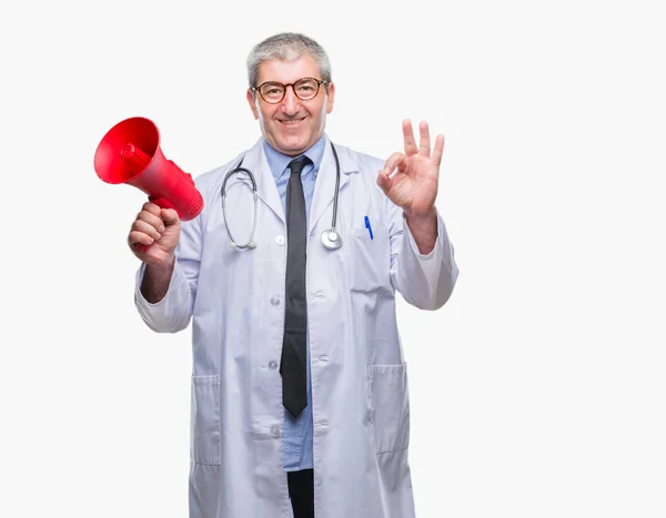 Pěkný Starší Lékař Muž Křičí Přes Megafon Izolované Pozadí Dělá — Stock fotografie