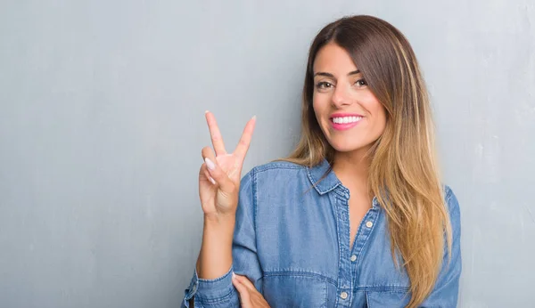 Joven Mujer Adulta Sobre Pared Gris Grunge Usando Traje Mezclilla —  Fotos de Stock