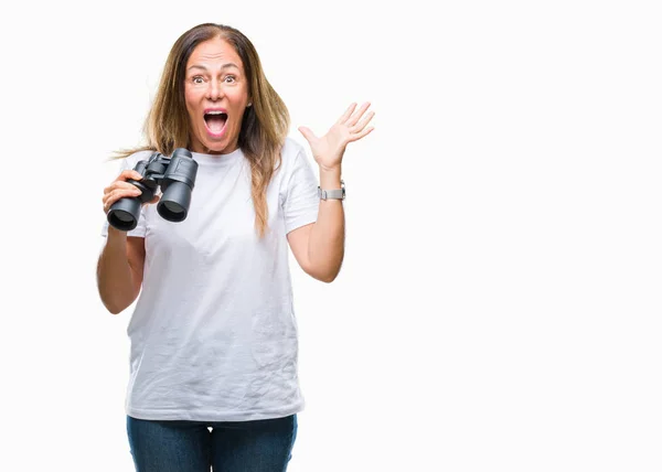 Mulher Hispânica Meia Idade Olhando Através Binóculos Sobre Fundo Isolado — Fotografia de Stock