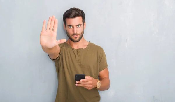 Bello Giovane Uomo Oltre Grigio Grunge Parete Sms Messaggio Utilizzando — Foto Stock