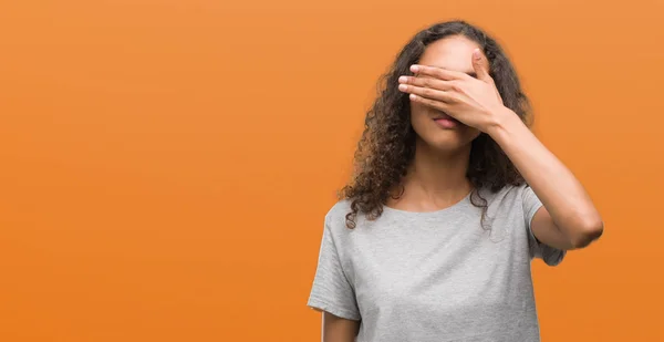 Mooie Jonge Spaanse Vrouw Bril Glimlachen Lachen Met Hand Gezicht — Stockfoto