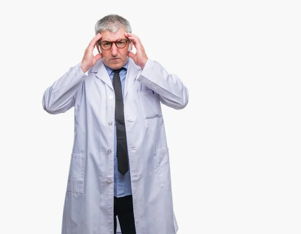 英俊的高级医生 科学家专业男子穿着白色大衣在孤立的背景与手头部疼痛头部因为压力 患偏头痛 — 图库照片