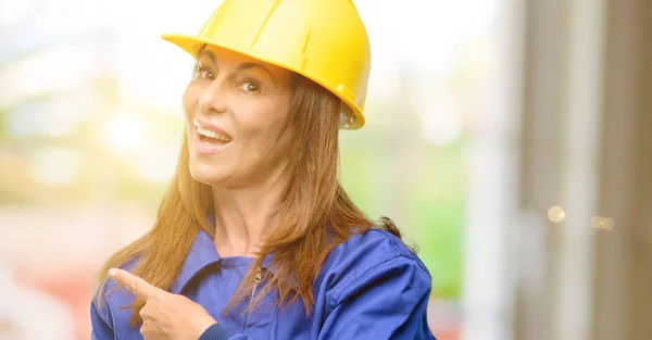 Engenheiro Construção Mulher Trabalhador Apontando Para Lado Com Dedo — Fotografia de Stock