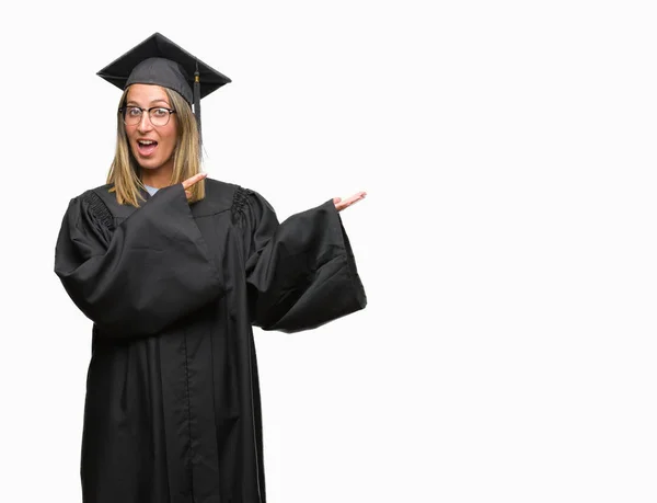 Jovem Bela Mulher Vestindo Uniforme Graduado Sobre Fundo Isolado Espantado — Fotografia de Stock