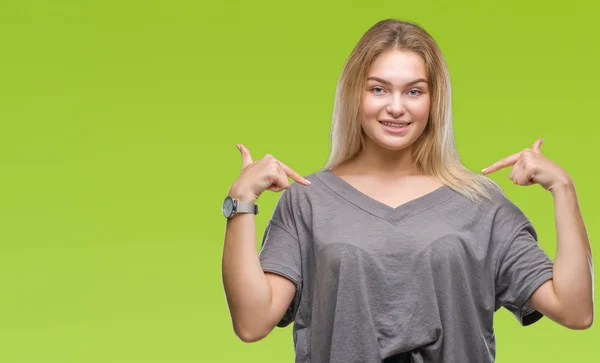 Jonge Kaukasische Vrouw Geïsoleerde Achtergrond Zoek Vertrouwen Met Glimlach Het — Stockfoto