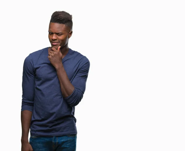 Hombre Afroamericano Joven Sobre Fondo Aislado Con Mano Barbilla Pensando — Foto de Stock