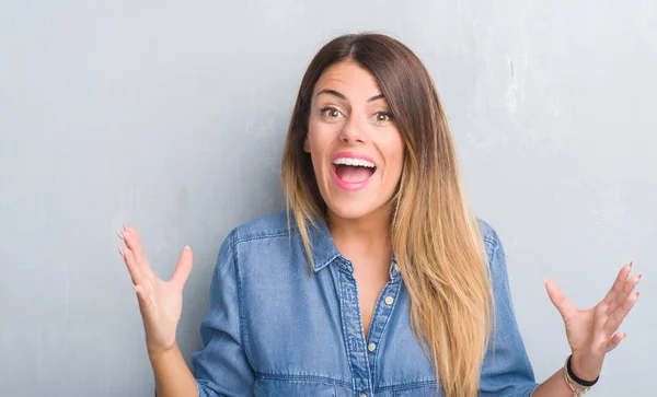 Jonge Volwassen Vrouw Grijs Grunge Muur Dragen Denim Outfit Zeer — Stockfoto