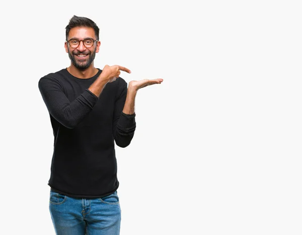Homem Hispânico Adulto Vestindo Óculos Sobre Fundo Isolado Espantado Sorrindo — Fotografia de Stock