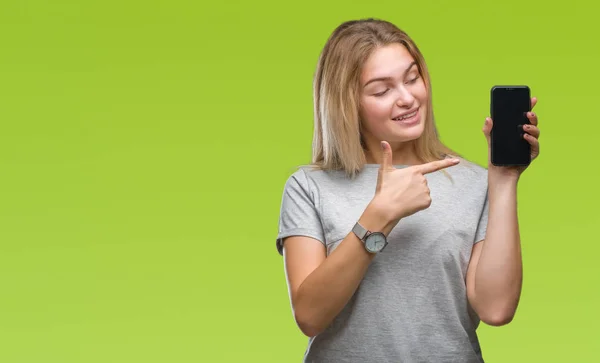 Молодая Белая Женщина Показывает Экран Смартфона Изолированном Фоне Счастливо Указывая — стоковое фото