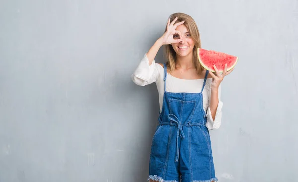 Hermosa Mujer Joven Sobre Pared Gris Grunge Comiendo Sandía Con — Foto de Stock