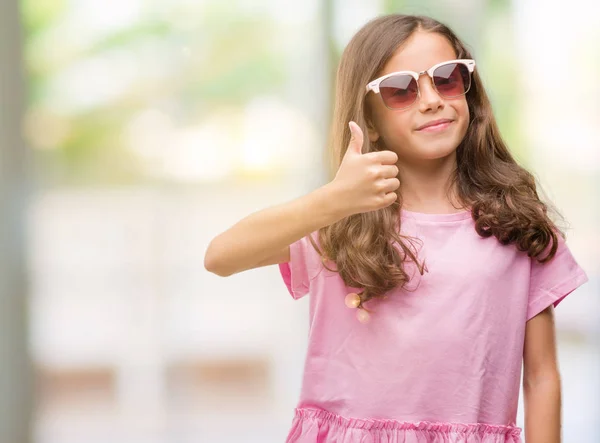 Menina Hispânica Morena Usando Óculos Sol Feliz Com Grande Sorriso — Fotografia de Stock