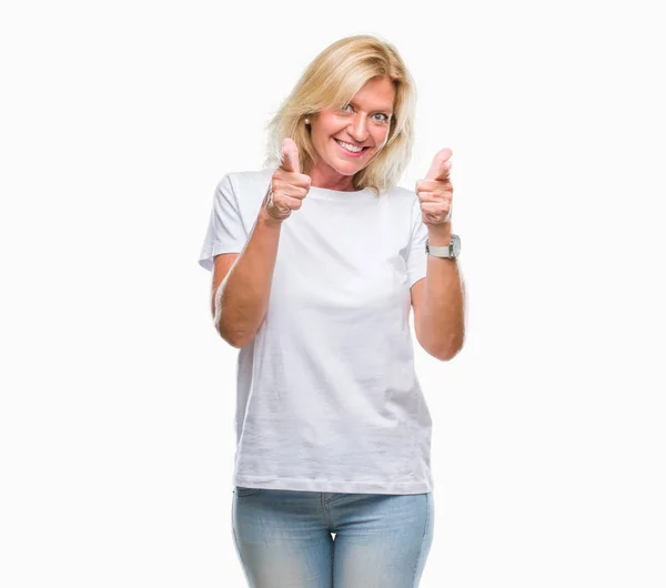 Wiek Średni Blond Kobieta Białym Tle Wskazując Palcami Aparatu Twarzy — Zdjęcie stockowe