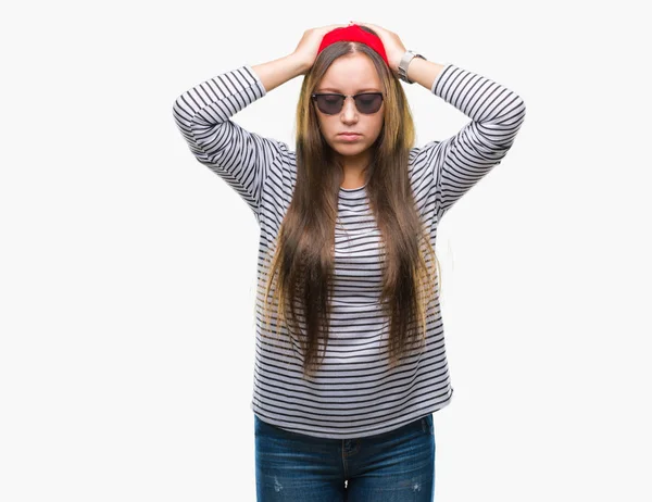 年轻美丽的白人妇女戴墨镜在孤立的背景下患有头痛绝望和强调 因为疼痛和偏头痛 手在头上 — 图库照片