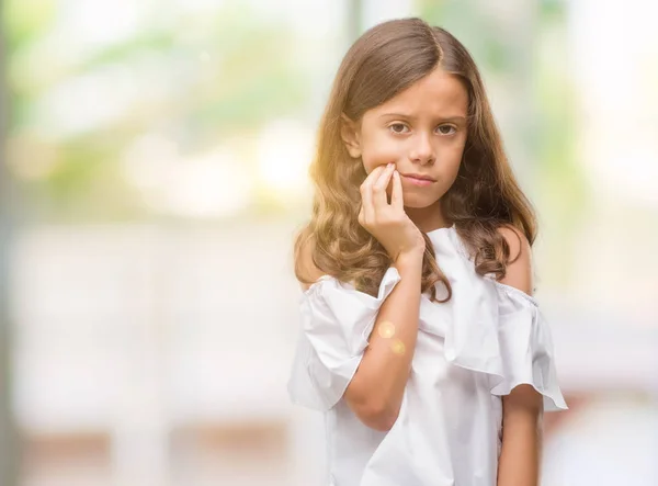 Menina Hispânica Morena Tocando Boca Com Mão Com Expressão Dolorosa — Fotografia de Stock