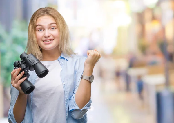 Unga Kaukasiska Kvinna Som Håller Kikaren Över Isolerade Bakgrund Skrek — Stockfoto