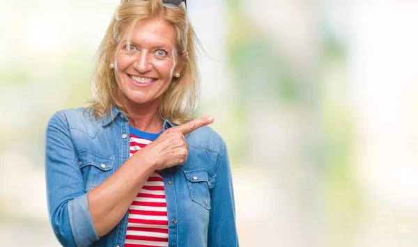 Mulher Loira Meia Idade Sobre Fundo Isolado Alegre Com Sorriso — Fotografia de Stock