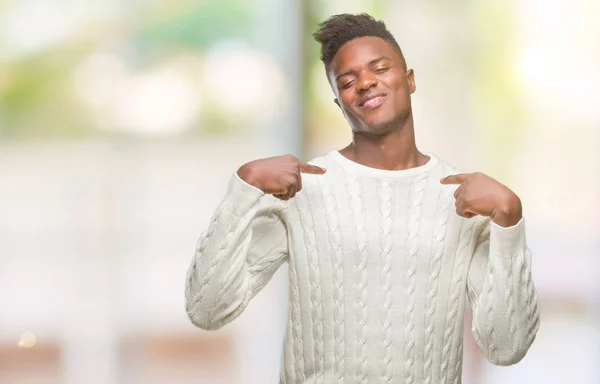 Młody Człowiek African American Białym Tle Patrząc Pewny Siebie Uśmiechem — Zdjęcie stockowe