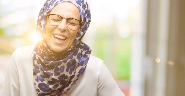 Středního Věku Muslimské Arabské Žena Nosí Hidžáb Spokojené Smíchy Přirozený — Stock fotografie