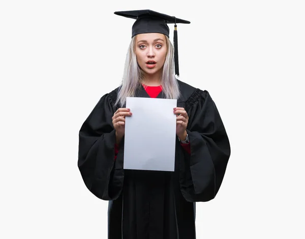 Mujer Rubia Joven Con Uniforme Graduado Sosteniendo Grado Sobre Fondo — Foto de Stock