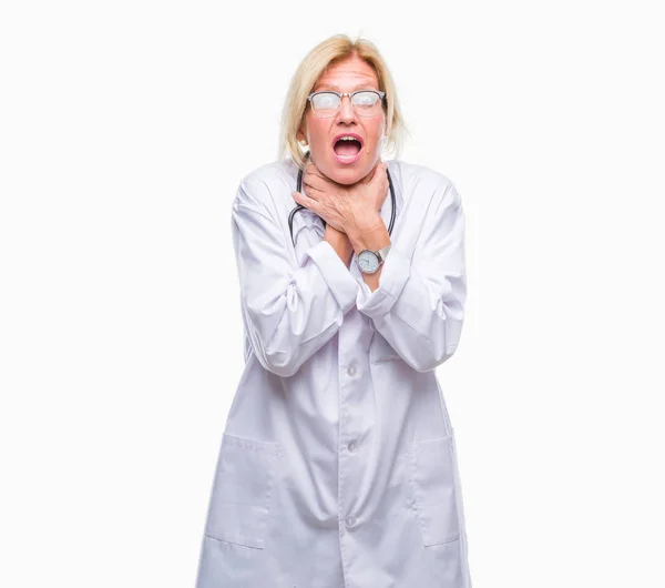 中年の金髪医師女性上分離背景叫びと窒息のため痛みを伴う首を絞め 健康上の問題 窒息させると自殺の概念 — ストック写真