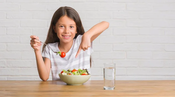 Niño Hispano Joven Sentado Mesa Comiendo Ensalada Saludable Muy Feliz — Foto de Stock